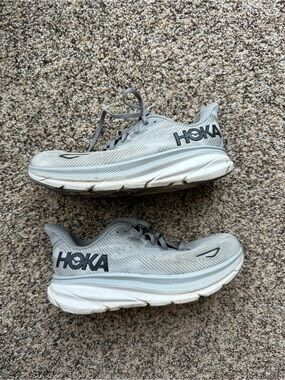 Men’s Hokas Clifton size 9 WIDE